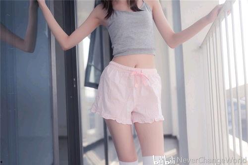 清纯校花白丝袜露内,清纯校花白丝袜下的诱惑瞬间