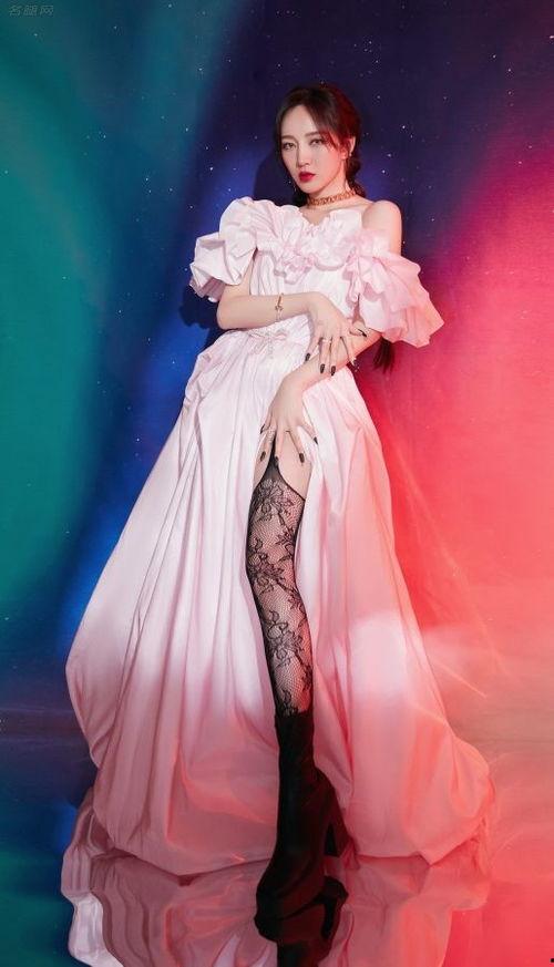 孟佳穿丝袜,孟佳演绎时尚魅力